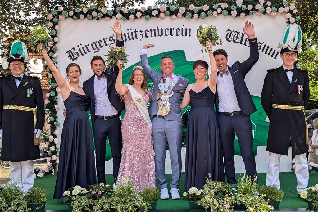 Schützenfest Wessum: Junger Thron der Bürgerschützen präsentiert sich Thron im Jubel (v. l.) Katharina Weiper, Max Hart, Königin Jana Bertling, König Christoph Gehling, Sina Gerling und Benedikt Fleer