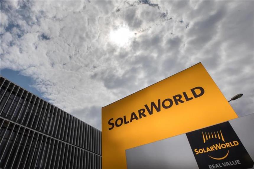 Solarworld vor dem Aus - Investor dringend gesucht Thüringen, Arnstadt: Ein Firmenschild steht vor dem Standort Arnstadt von SolarWorld Industries. Foto: arifoto UG