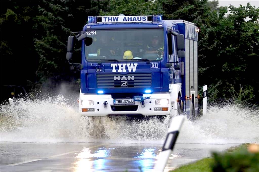 THW Ahaus rückt auch drei Wochen nach der Flut ins Hochwassergebiet aus Tagelang war die Fachgruppe Räumen des THW rund um Bad Münstereifel und Euskirchen im Einsatz. Es ging vor allem darum, das Flussbett zu räumen, damit weiteres Wasser abfließen kann. Das alles unter neuen Unwetterwarnungen.