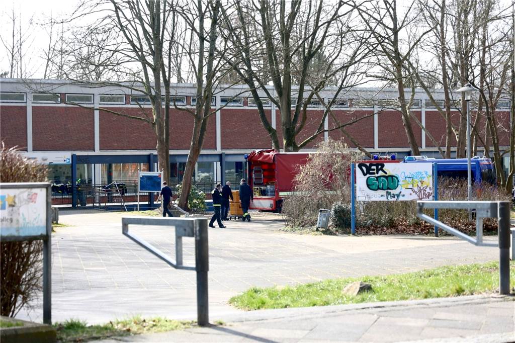 Nach Platzmangel: Weitere Notunterkünfte für Geflüchtete entstehen in Dortmund THW und Feuerwehr bauten am Samstag (12.3.) eine Notunterkunft in dem ehemaligen Robert-Schumann-Berufskolleg an der Sckellstraße auf.