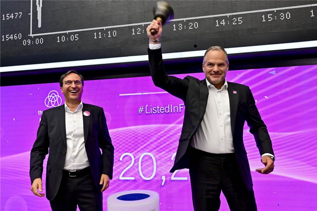 In diese fünf Dortmunder Unternehmen können Sie investieren Thyssenkrupp-Nucera-CEO Dr. Werner Ponikwar und Dr. Arno Pfannschmidt an der Frankfurter Börse