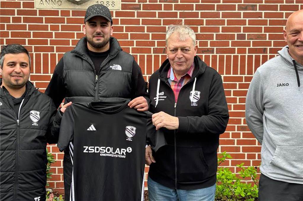 Bruno Faria Santos steigt nach zwei Jahren Pausen ein Tiago Fernandes mit Neuzugang Bruno Santos Faria, Abteilungsleiter Günter Boll und Sportleiter Herbert Bockwinkel (v.l.).