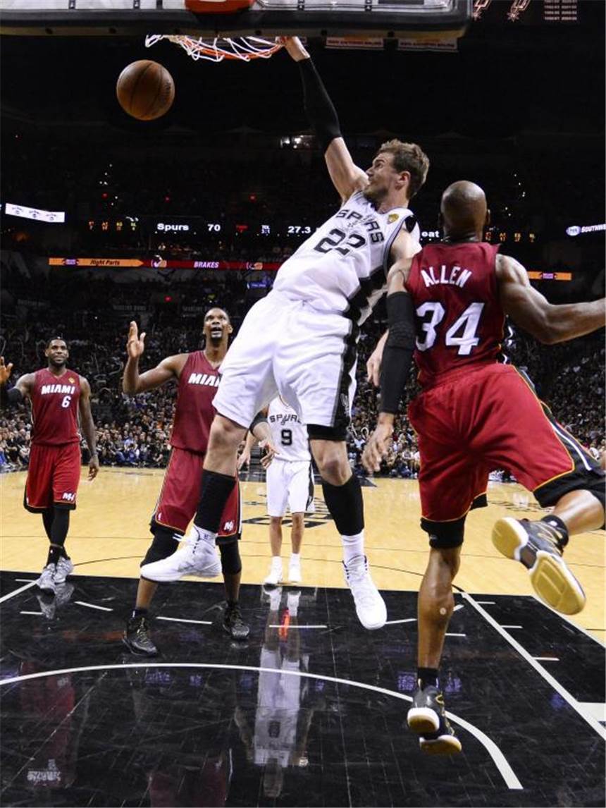 Miami verliert Hitzeschlacht gegen San Antonio Tiago Splitter (M) schließt den Angriff mit einem einhändigen Slam ab. Foto: John G. Mabanglo