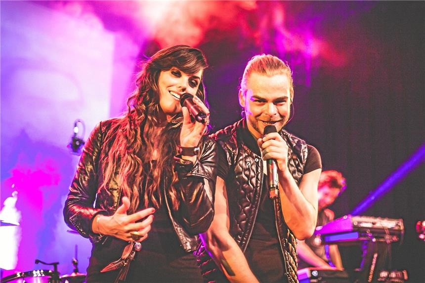 Das machen die Popstars-Gewinner Tialda und Sascha heute Tialda van Slogteren und Sascha Salvati haben vor zehn Jahren bei der Casting-Show Popstars gewonnen. Jetzt haben sie eine Coverband und singen auf Hochzeiten.