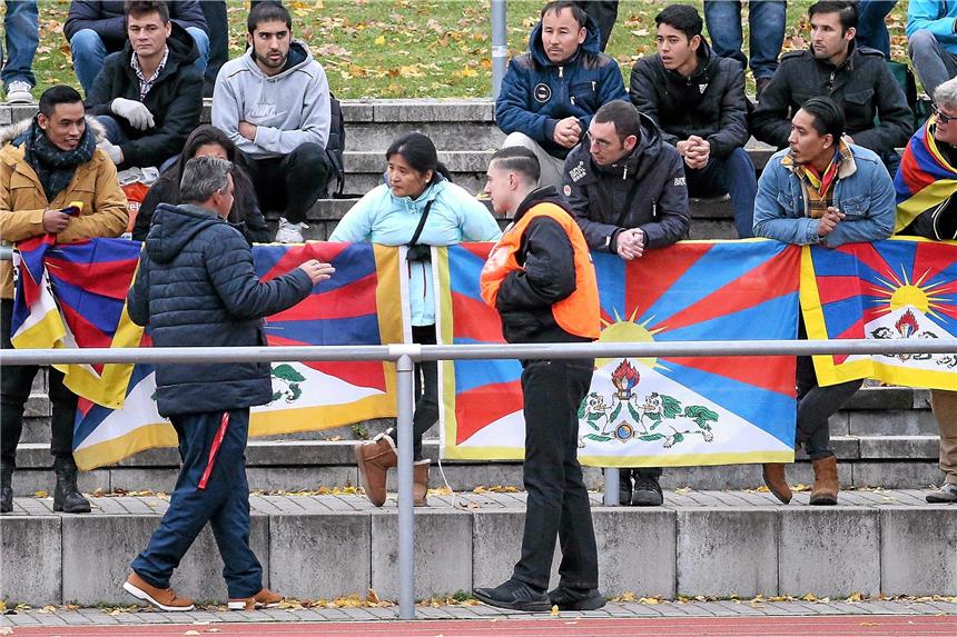 Proteste: Chinesisches U20-Team wird zum Politikum Tibetische Fahnen bei Freundschaftsspielen der chinesischen U20-Nationalmannschaft: Ein Bild, das in Zukunft wohl noch häufiger auftauschen wird.