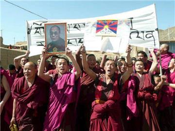 Tibetische Mönche protestieren gegen chinesische Behörden (Archivbild). Im Konflikt um das buddhistische Tibet-Kloster Kirti haben chinesische Polizisten nach Angaben einer US-Organisation zwei Menschen getötet.