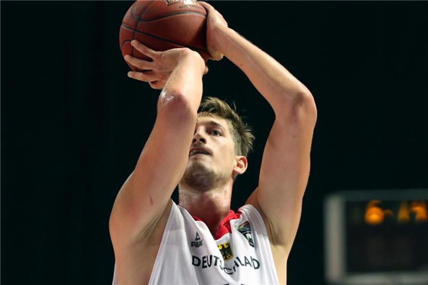 Bundestrainer Rödl holt Pleiß zurück Tibor Pleiss steht wieder im Kader des DBB-Teams. Foto: Ina Fassbender