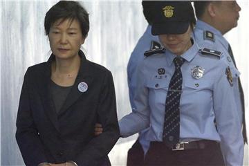 Tief gefallen: Park Geun Hye wird in Handschellen ins Gericht gebracht. Foto: Ahn Young-Joon/AP/Archiv