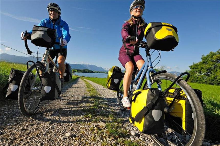 So wird das Fahrrad zum Nutzfahrzeug Tief stapeln: Ein möglichst niedriger Schwerpunkt der Ladung wirkt sich positiv auf das Fahrverhalten des bepackten Fahrrades aus. Foto: Wolfgang Ehn/pd-f.de