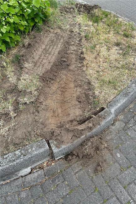 Lkw verwüstet Kreisel in der Sauerlandstraße: „Alles gerammt“ Kreisel Sauerlandstraße.