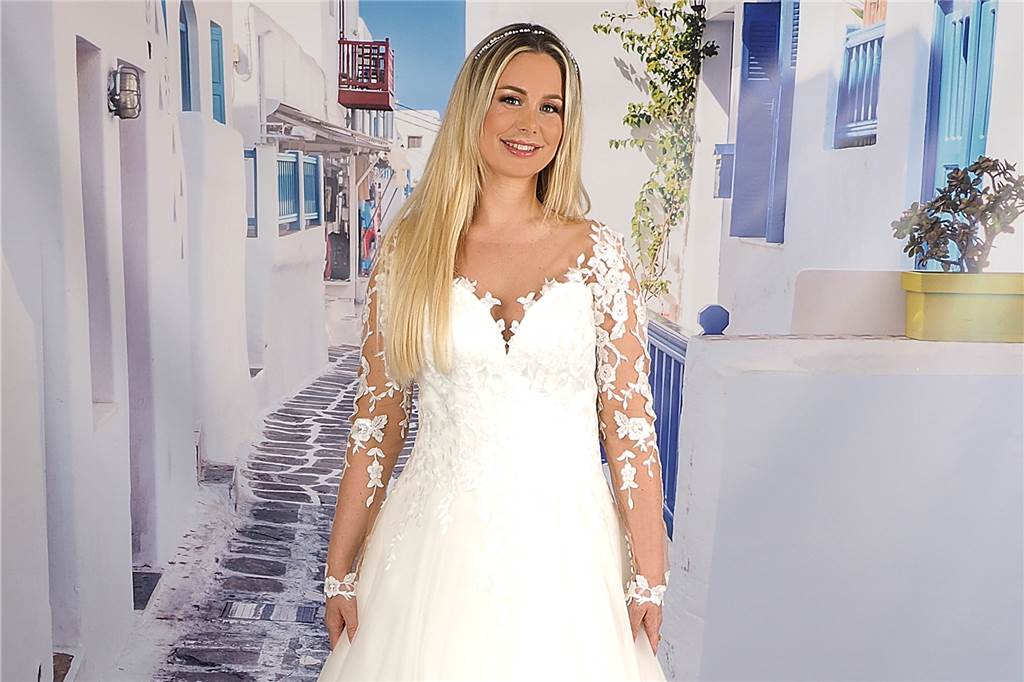 Hochzeitshaus: Das tragen Braut und Bräutigam beim Gang zum Traualtar Tiefes Dekolleté und Tattoo-Spitze mögen Bräute besonders gern.