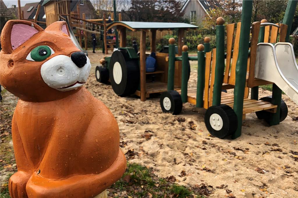 Beliebter Spielplatz im Ortskern ist kaum wiederzuerkennen Tiere, die das ländliche Leben symbolisieren sollen, finden sich an vielen Stellen.