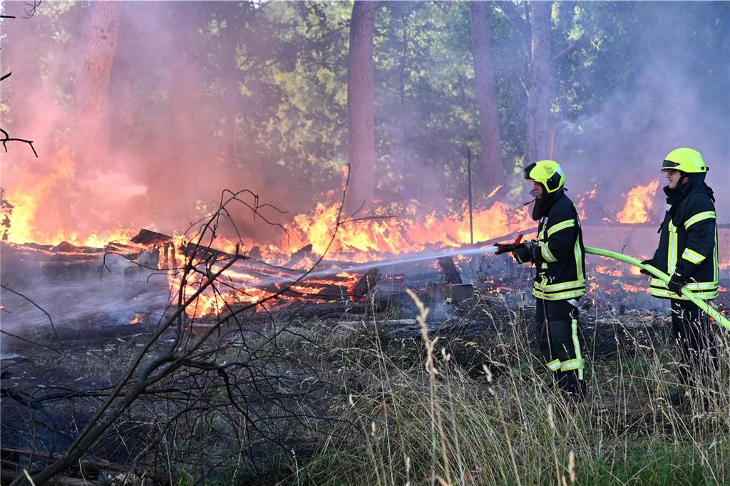 Ein Feuerwehrmann vor Flammen.