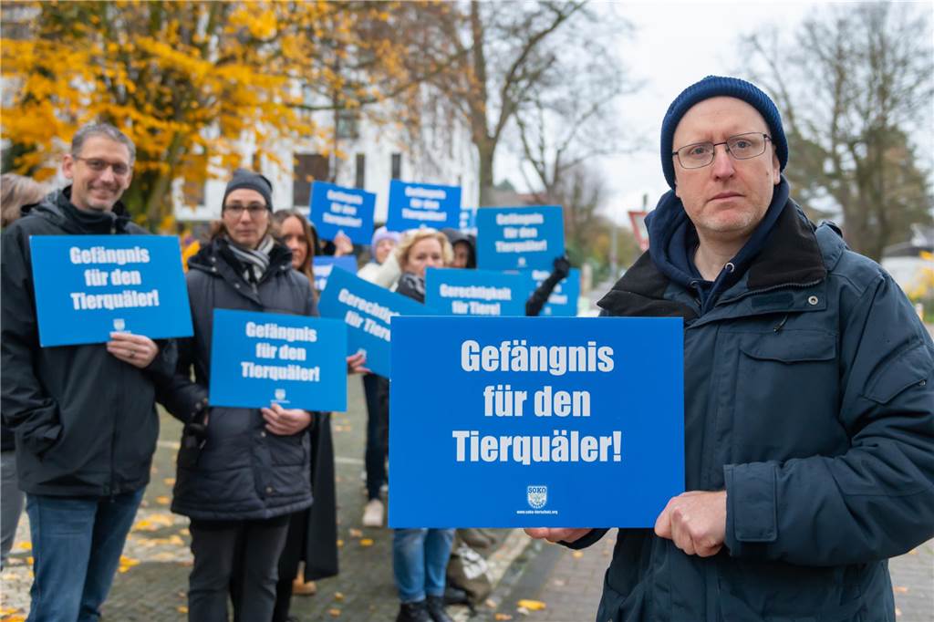 Mecke vor gericht: Neue Vorwürfe sorgen für monatelange Verzögerung Tierschützer Friedrich Müll war als Zeuge geladen, kam dann aber wegen der Aussetzung des Verfahrens doch nicht zu Wort. Vor Prozessbeginn hatte die Soko Tierschutz zu einer Mahnwache vor dem Gerichtsgebäude aufgerufen.