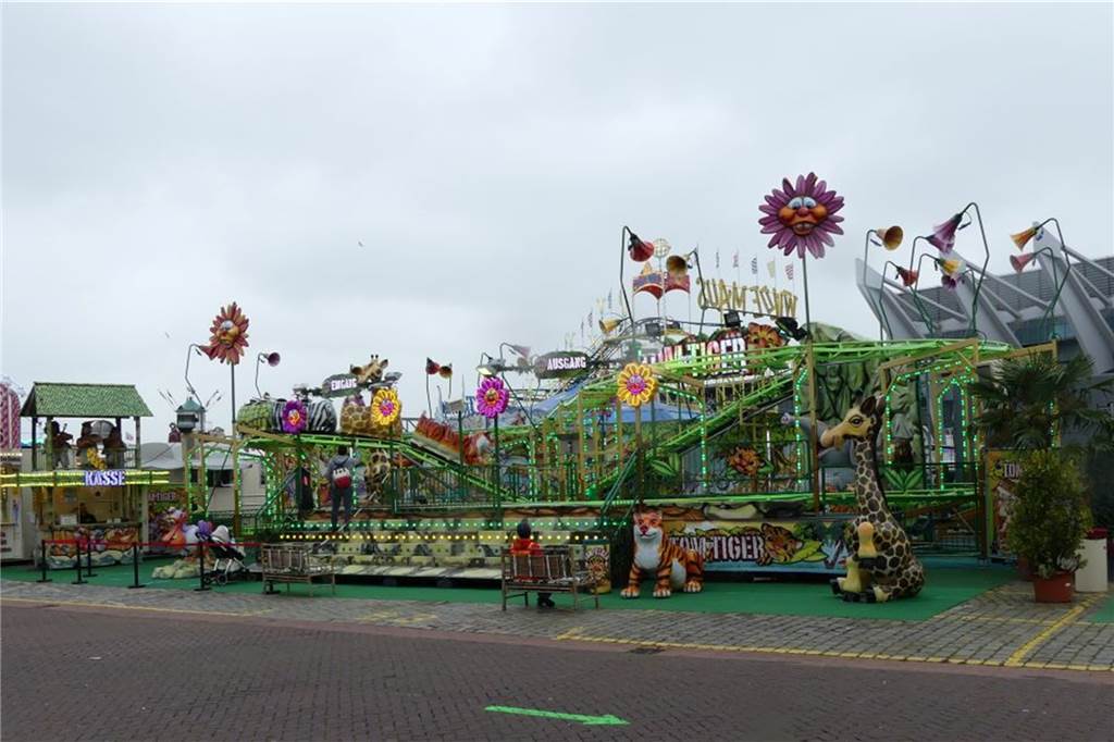 Achterbahn, Riesenrad und Co: Diese Fahrgeschäfte kommen nach Vreden Tiger Tom lädt zu einer Fahrt in der Kleinachterbahn ein.