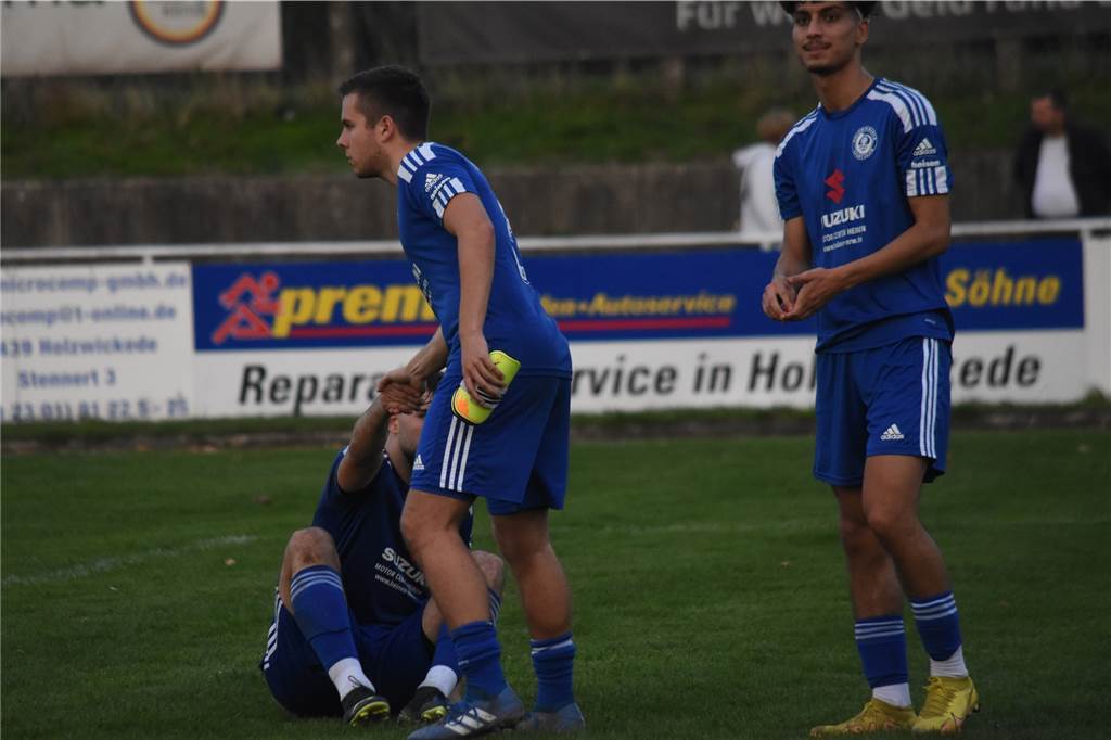 Vier Spiele ohne Sieg: Ideenloser Holzwickeder SC erwartet eine Reaktion Til Busemann hilft erst Kianosh Amiri (r.) hoch, dann Michele Teofilo (l.).