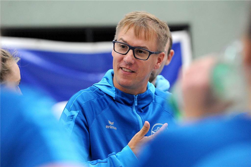 VV Schwerte auf Aufstiegskurs: Kapitänin kennt entscheidenden Unterschied zu den Vorjahren Der Trainer des VV Schwerte gibt taktische Anweisungen.
