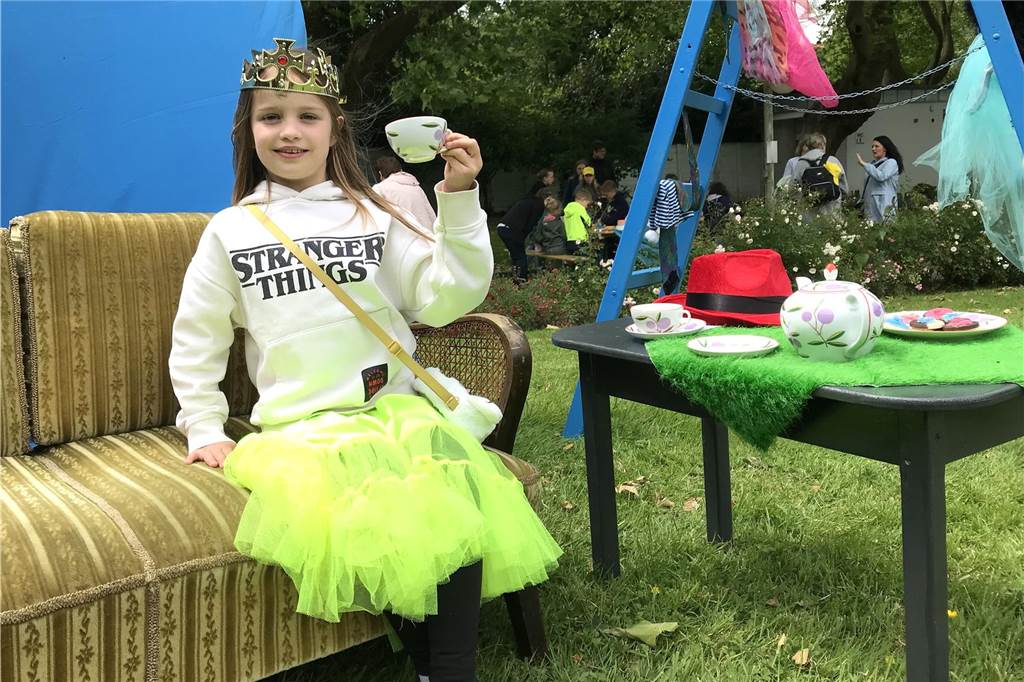 Westfälisches Landestheater überzeugt bei „Bühne raus!“ Tilda (8) nutzte das Angebot und verkleidete sich als Königin.