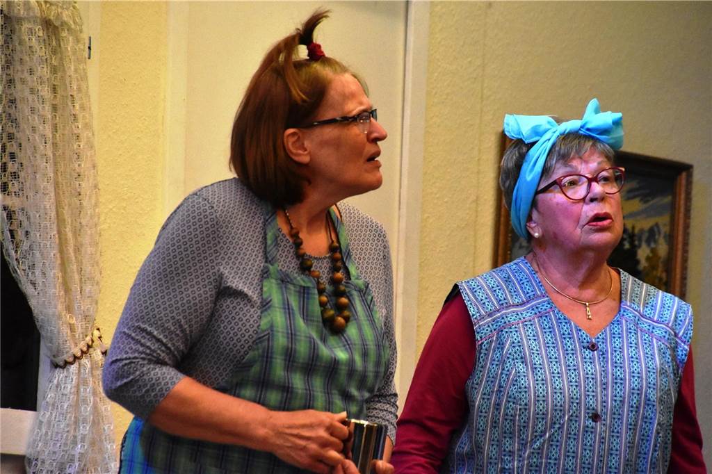 Tilda (Barbara Scherle) und Thea (Ursula Hortig) können im Verbreiten von Nachrichten die "Ruhr Nachrichten" ersetzen.