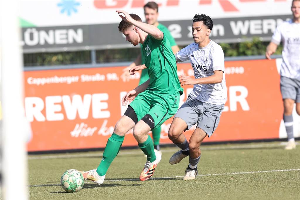 GS Cappenberg verpasst Sprung an Tabellenspitze: Acht-Tore-Spektakel gegen FC Overberge Bregenhorn schirmt den Ball ab.