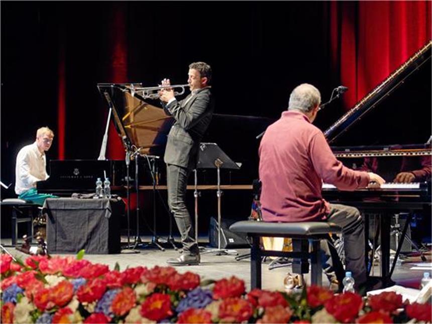 Till Brönner entführte in Jazz aus zwei Welten Till Brönner blies das Finale des Klavier-Festivals Ruhr.