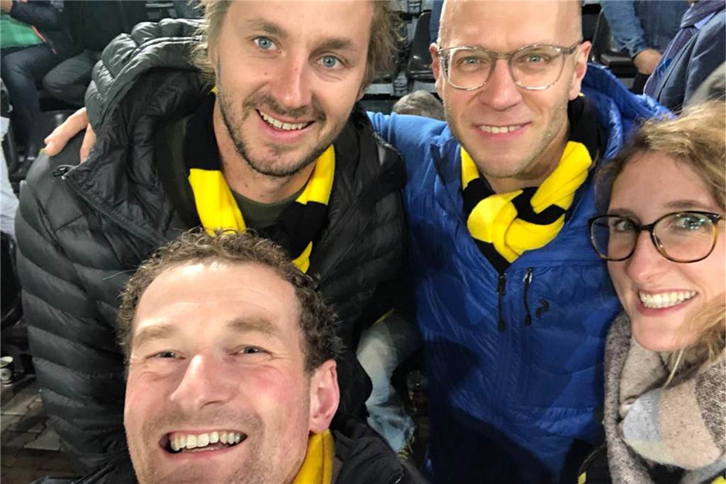 Till Knäpper (2.v.r.) mit Freunden auf "seinem" Dauerkartenplatz bei einem BVB-Heimspiel.