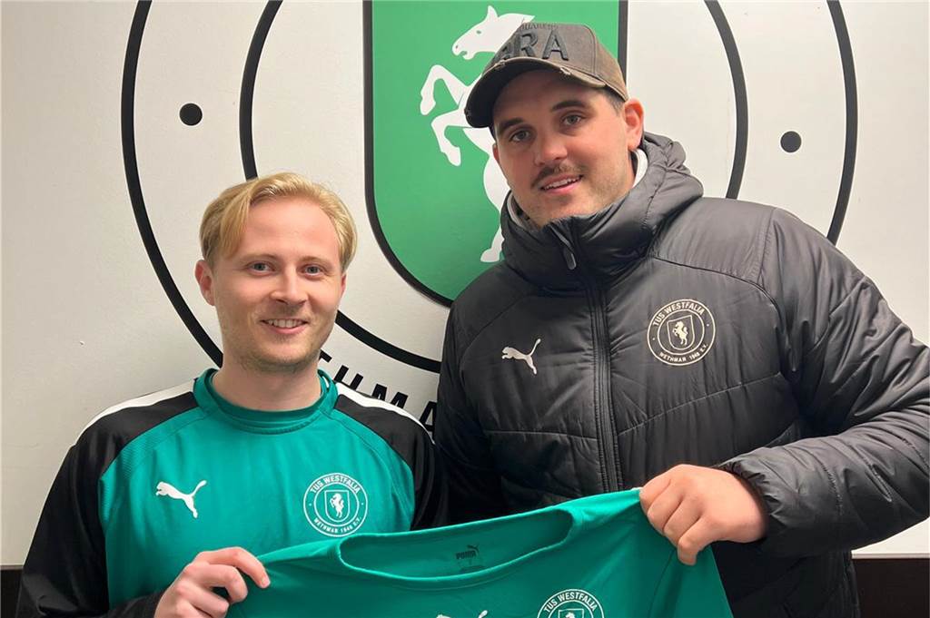 Erst Turnier-Ausschluss, dann BW Alstedde abgefertigt Till Kowalski und Dominik Ciernioch halten ein Wethmarer Trikot hoch.