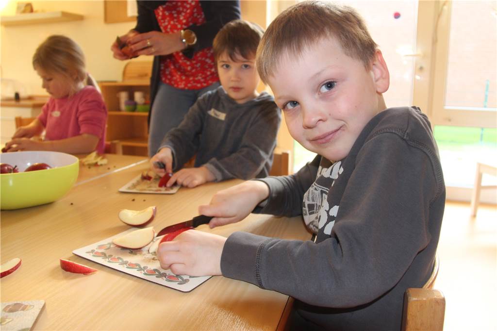 Projekt zur gesunden Ernährung macht die Kinder in der Kita St. Vitus in Olfen stark Till (r.) und Paul schneiden die Äpfel für den Quark-Öl-Teig in Stückchen.