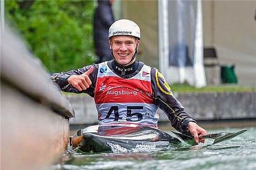 Tillmann Röller, hier nach der erfolgreichen nationalen Qualifikation in Augsburg, ist die Vorfreude auf die Junioren-Europameisterschaft deutlich anzumerken. Am Freitag geht‘s für die drei Schwerter in Liptowsky aufs Wasser.