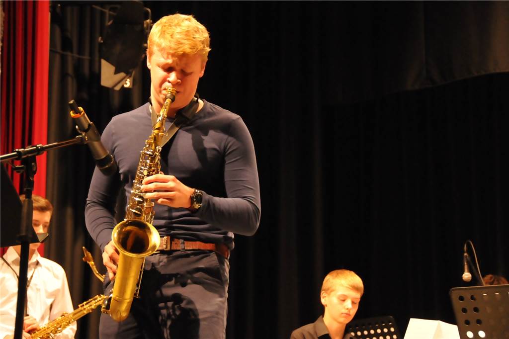 Abitur und Corona: Tillmann aus Lünen spielt sich Frust von der Seele Tillmann Sancken bei einem Konzert mit dem Jazz-Orchester, in dem er seit längerem aktiv ist.
