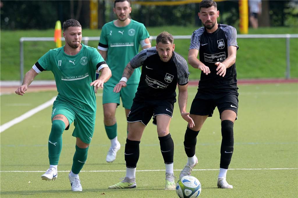 Derbys, kuriose Spielverläufe und Kantersiege: Sechs A-Kreisliga-Highlights der Hinrunde Tillmann Siebert (l.) und Westfalia Wethmar mussten sich dem SuS Oberaden geschlagen geben.