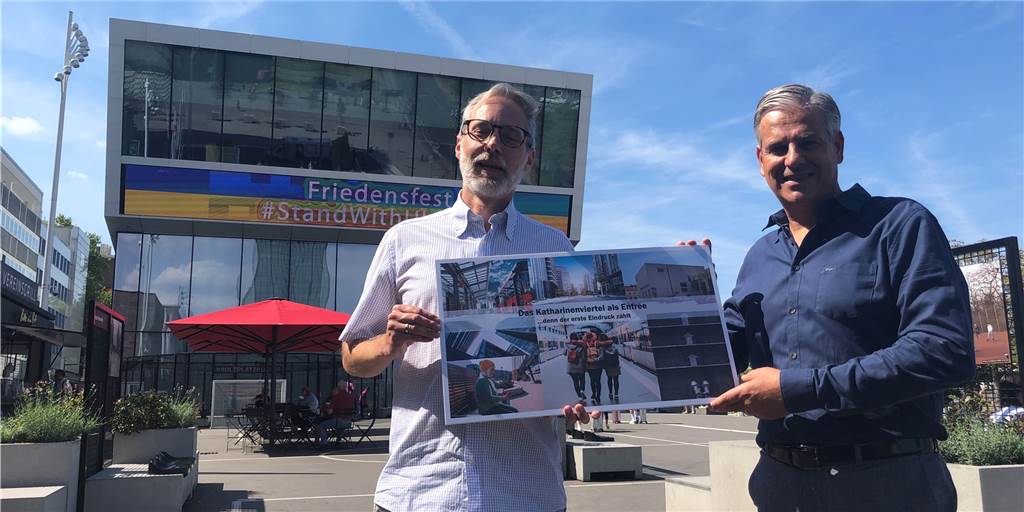 Entrée zur Stadt: Museumschef wünscht sich einen Wow-Effekt für Katharinenviertel Tilmann Insinger (l.) vom Amt für Stadterneuerung und der Chef des Fußballmuseums, Manuel Neukirchner, haben Ideen für das Katharinenviertel entwickelt. Das Viertel gegenüber vom Hauptbahnhof soll einen möglichst guten ersten Eindruck von Dortmund bieten.
