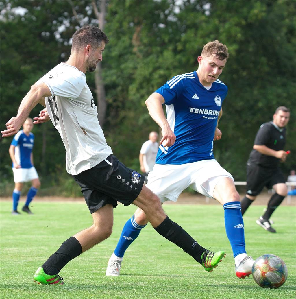 „Die Nacht war nicht so prickelnd“: Tim Abendroth gibt Entwarnung, fällt aber aus Tim Abendroth (l.), hier beim Bezirksliga-Spiel des TuS Haltern gegen SuS Stadtlohn, musste gegen den ASC Schöppingen früh ausgewechselt werden.