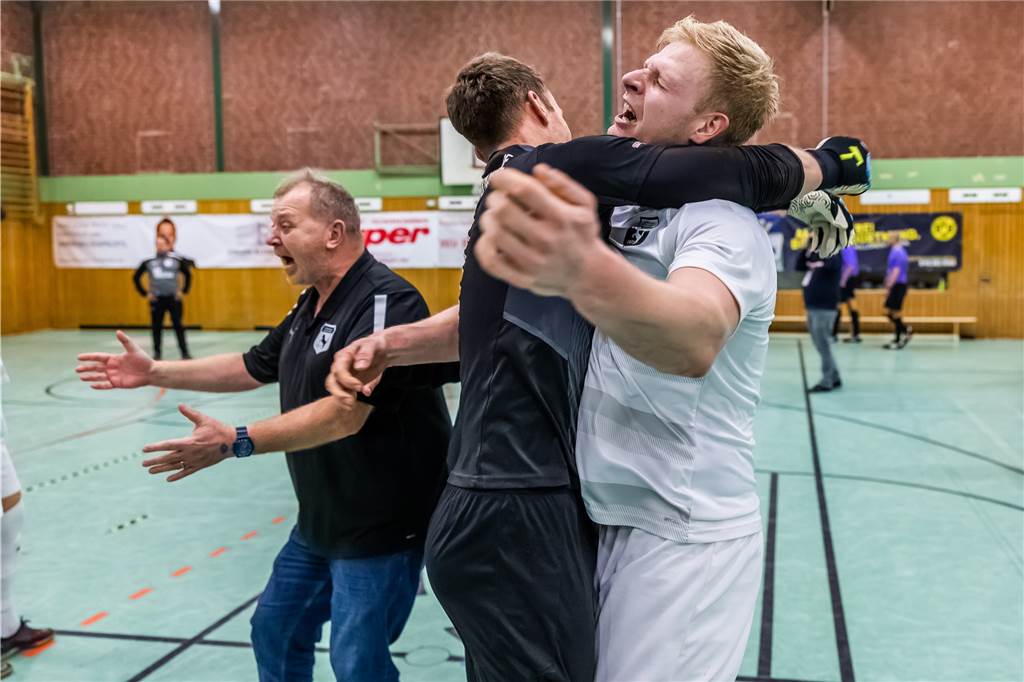 Spieler der Zwischenrunde feiert in der Endrunde Premiere: „Sind bessere Hallenspieler als ich“ Tim Babosek (r.) hat die Wahl zum Spieler der Zwischenrunde für sich entschieden.