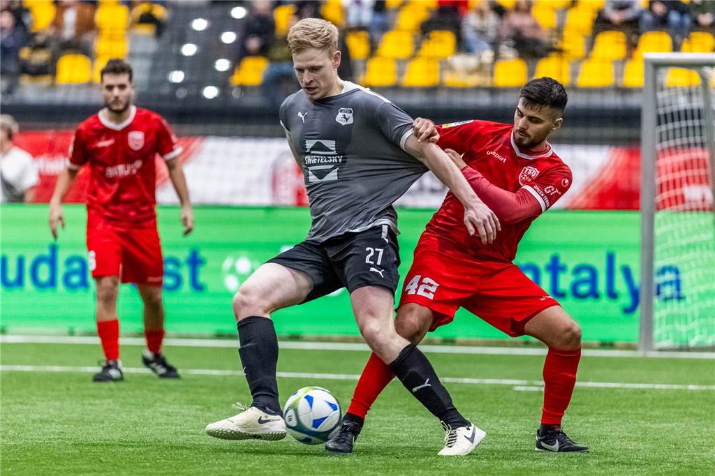 Huckarde, ein Wintermärchen!: Westfalia gewinnt die Herzen von Fußball-Dortmund Tim Babosek und Westfalia Huckarde gelang als Bezirksligist der Einzug ins Finale. Dort siegte Türkspor Dortmund, hier mit Ömer Akman.