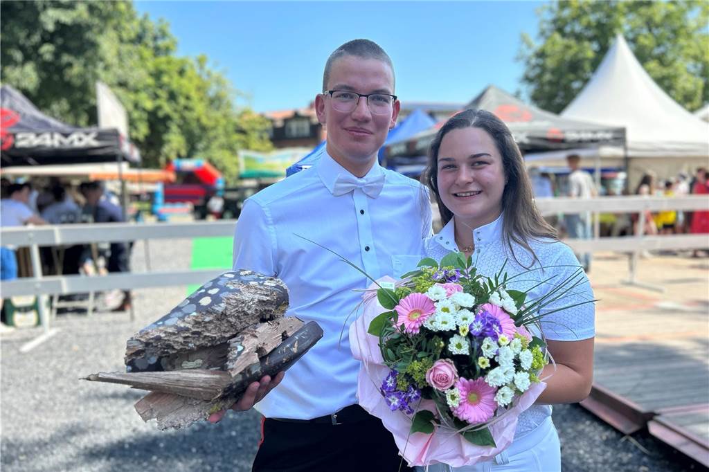 Feierliches Schützenprogramm im Königreich am Mühlenteich Tim Besten und Sophie Dunzel regierten jetzt ein Jahr lang als Königspaar die Schermbecker Kiliangilde.