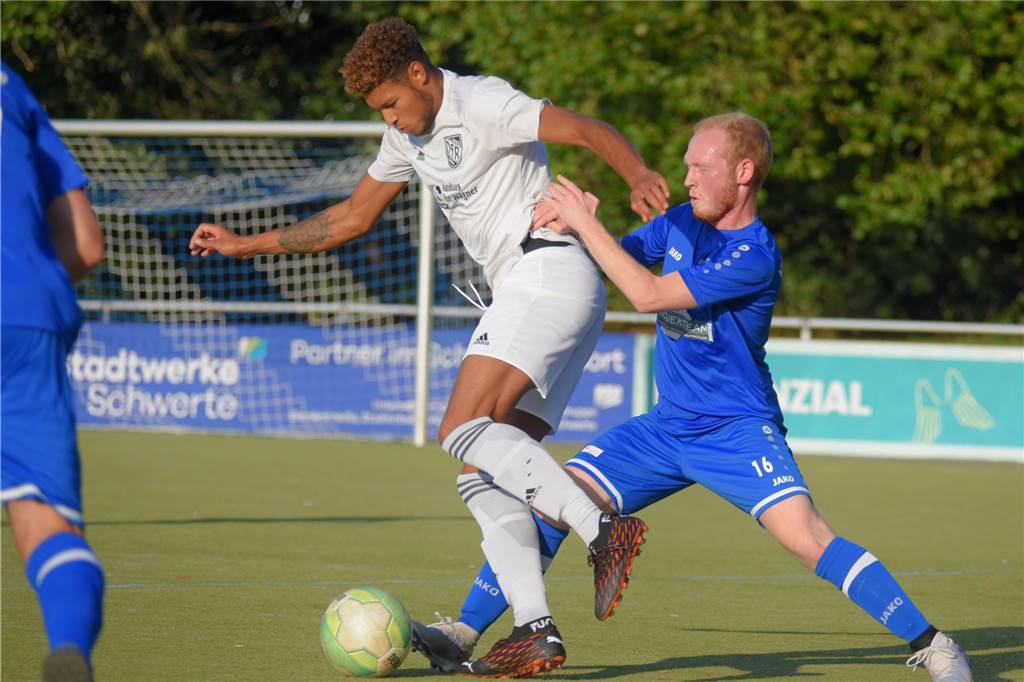Rückkehrer des VfL Schwerte: Dritter Winter-Neuzugang kommt von Dortmunder Bezirksligisten Tim Birnkraut (re.), hier im September 2020 für den VfL Schwerte am Ball, kehrt von der DJK Blau-Weiß Huckarde zum Schützenhof zurück.