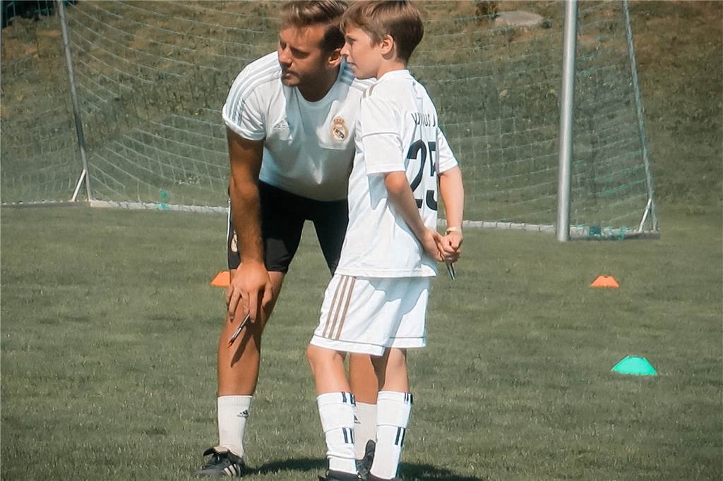 Dortmunder Trainer hat bereits für Real Madrid und Paris St. Germain gearbeitet - mit nur 26 Jahren Tim Blaga arbeitet mit jungen Spielern zusammen.