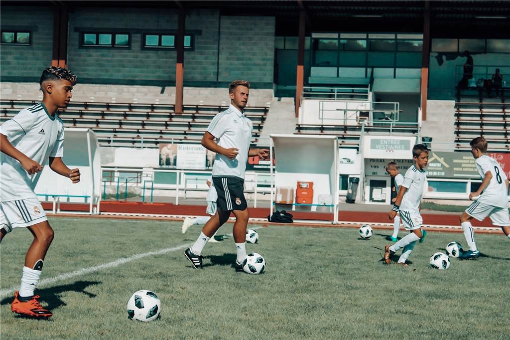 Dortmunder Trainer hat bereits für Real Madrid und Paris St. Germain gearbeitet - mit nur 26 Jahren Tim Blaga führte Trainingseinheiten für Real Madrid durch.