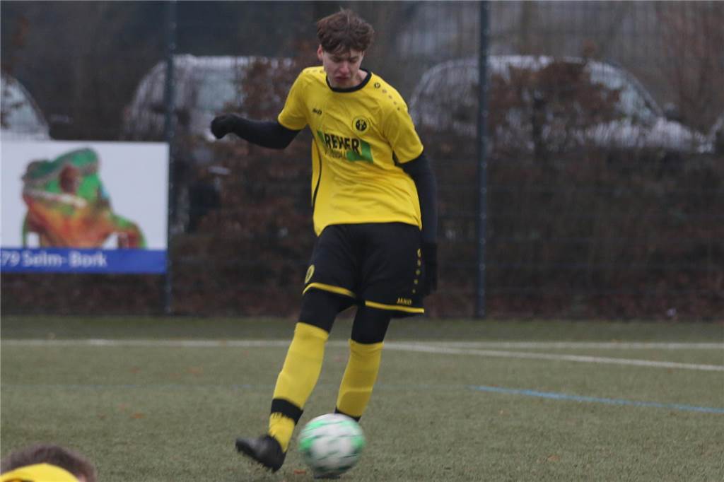 Eigengewächs des SC Capelle mit starker Leistung Tim Börste spielt den Ball.