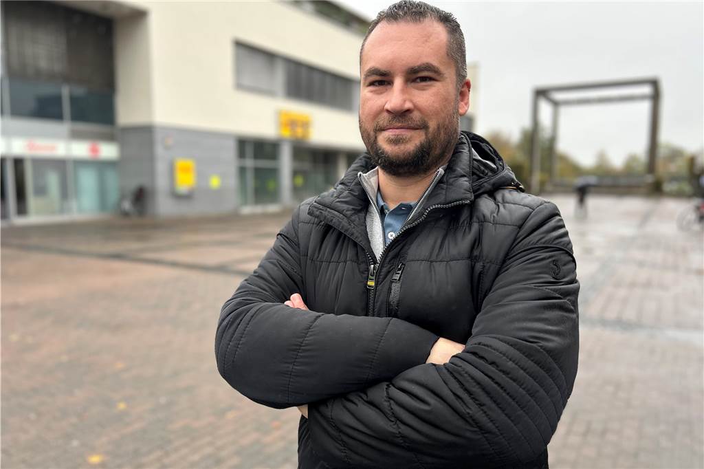 Streetworker Tim Borgelt steht auf dem Platz der Deutschen Einheit in Dorsten.
