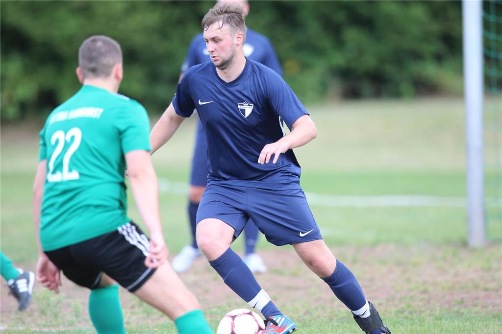 Verletztungsschock im Derby beim VfR Rauxel: „Komm mal jemand, es hat geknackt!“ Tim Borkenhagen (am Ball) spielt seit 2020 wieder für den VfR Rauxel.
