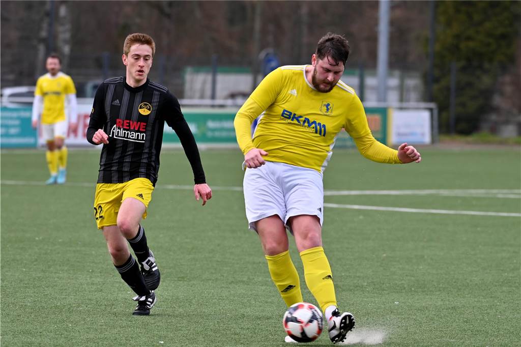 BSV Heeren jubelt beim SuS Kaiserau: „Eierding“ entscheidet das Spiel Tim Brech (l.) blieb für den BSV Heeren torlos. SuS Kaiseraus Tobias Hübner (l.) kann hier nicht eingreifen.