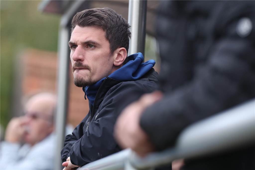 Herbern-Routinier Tim Bröer plant Comeback für die Rückrunde Tim Bröer steht an einem Geländer und beobachtet ein Fußballspiel.