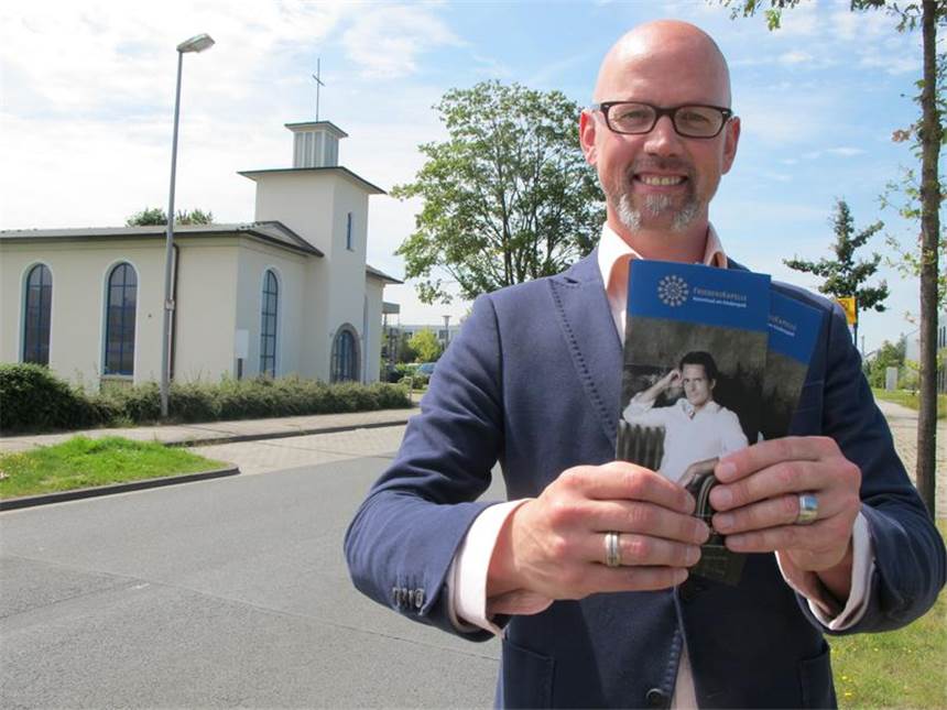 Musikwünsche werden erfüllt Tim Eberhardt mit dem neuen Programm vor der Friedenskapelle. Harfenist Xavier de Maistre ziert das Cover.