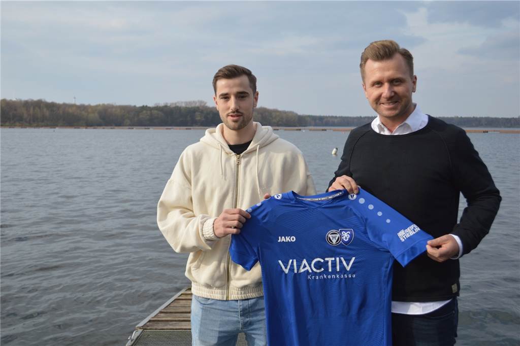 Neuer Linksverteidiger für den TuS Haltern: „Menschlich ein feiner Junge“ Tim Eibold (r.) präsentiert den nächsten Neuzugang des TuS Haltern: Nils van den Woldenberg (l.).