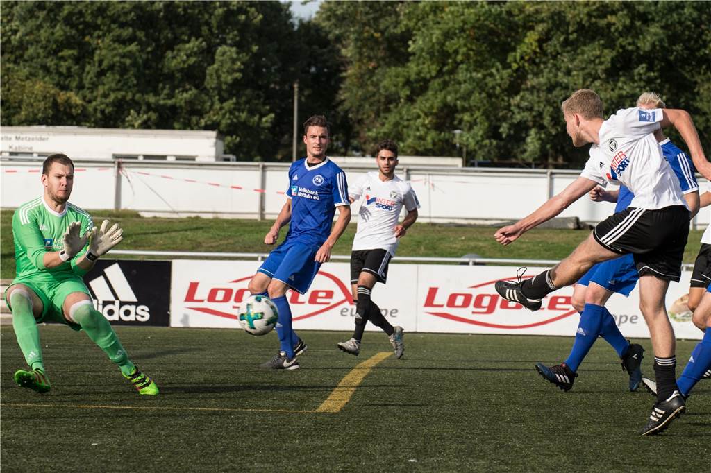 Halterner will nicht wechseln, kann aber nur „eine halbe Zusage“ geben Tim Gimbel, hier beim Torschuss für seinen Ex-Klub TuS Haltern am See, möchte auch in der kommenden Saison für Borussia Münster spielen - sicher ist das aber trotzdem noch nicht.