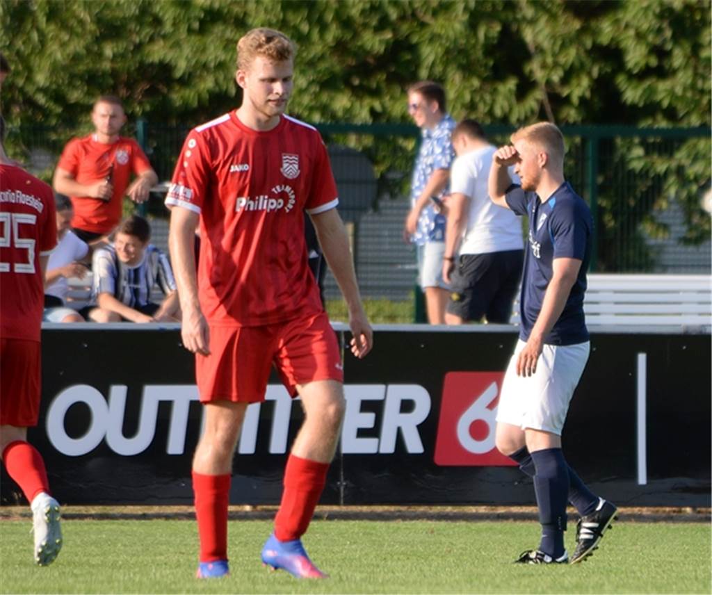 Gimbel gegen Gimbel bei der Stadtmeisterschaft: „Er war der Bessere“ Tim Gimbel (l.) traf gegen seinen Bruder Paul Gimbel (r.) vom Punkt zum 3:0-Endstand für Concordia Flaesheim.