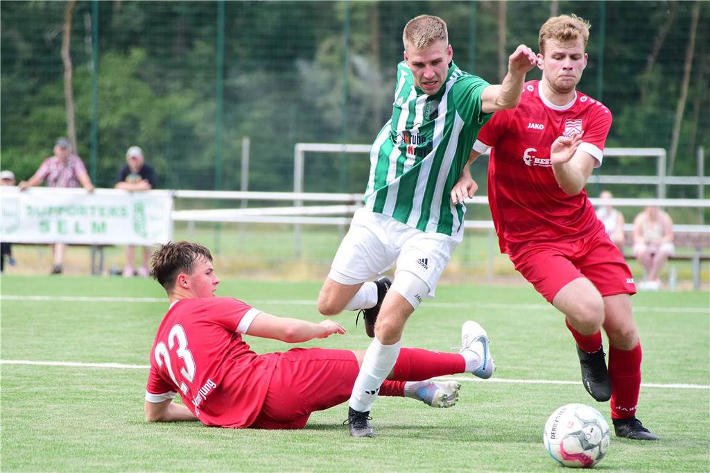 Flaesheim entscheidet A-Ligisten-Duell für sich: Neuzugang erzielt einziges Tor gegen die SG Selm Tim Gimbel (r.) und Dustin Penschuk nehmen sich ihren Gegenspieler Fabian Konietzni vor. Am Ende können sie sich über einen 1:0-Sieg freuen.