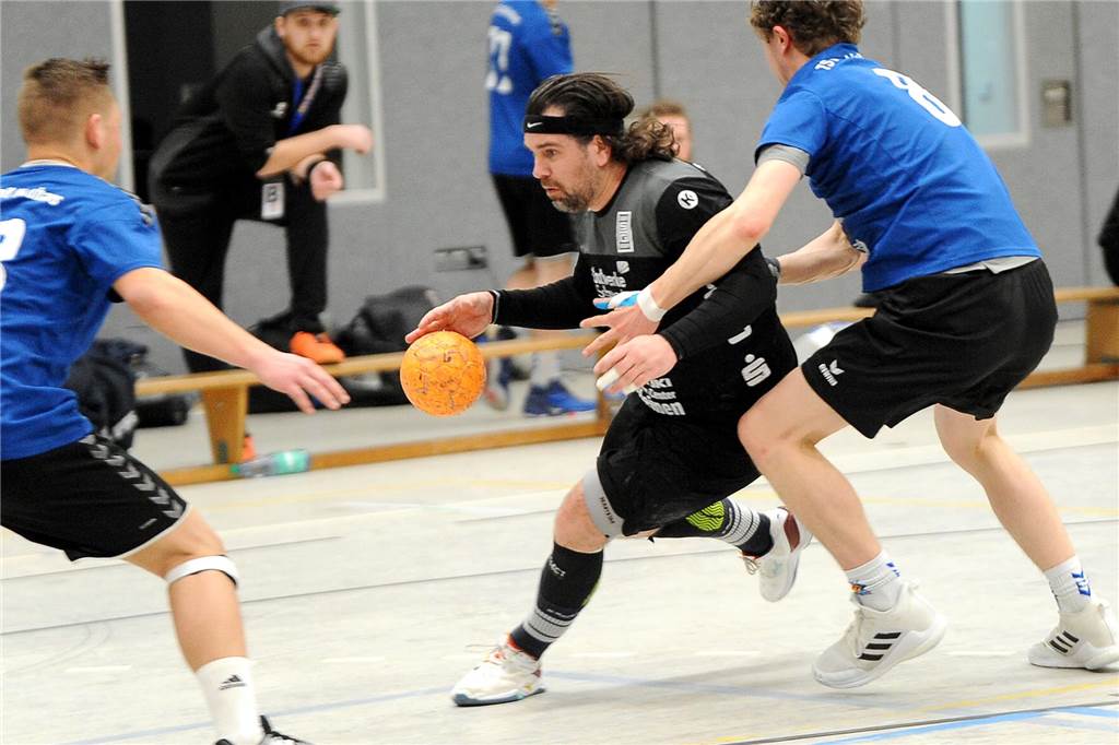 Intensiv-Programm für die HVE Villigst-Ergste: Der HSG Schwerte/Westhofen drückt der Schuh Tim Gurol (Mitte) und die HSG Schwerte/Westhofen brauchen dringend Punkte im Landesliga-Abstiegskampf.